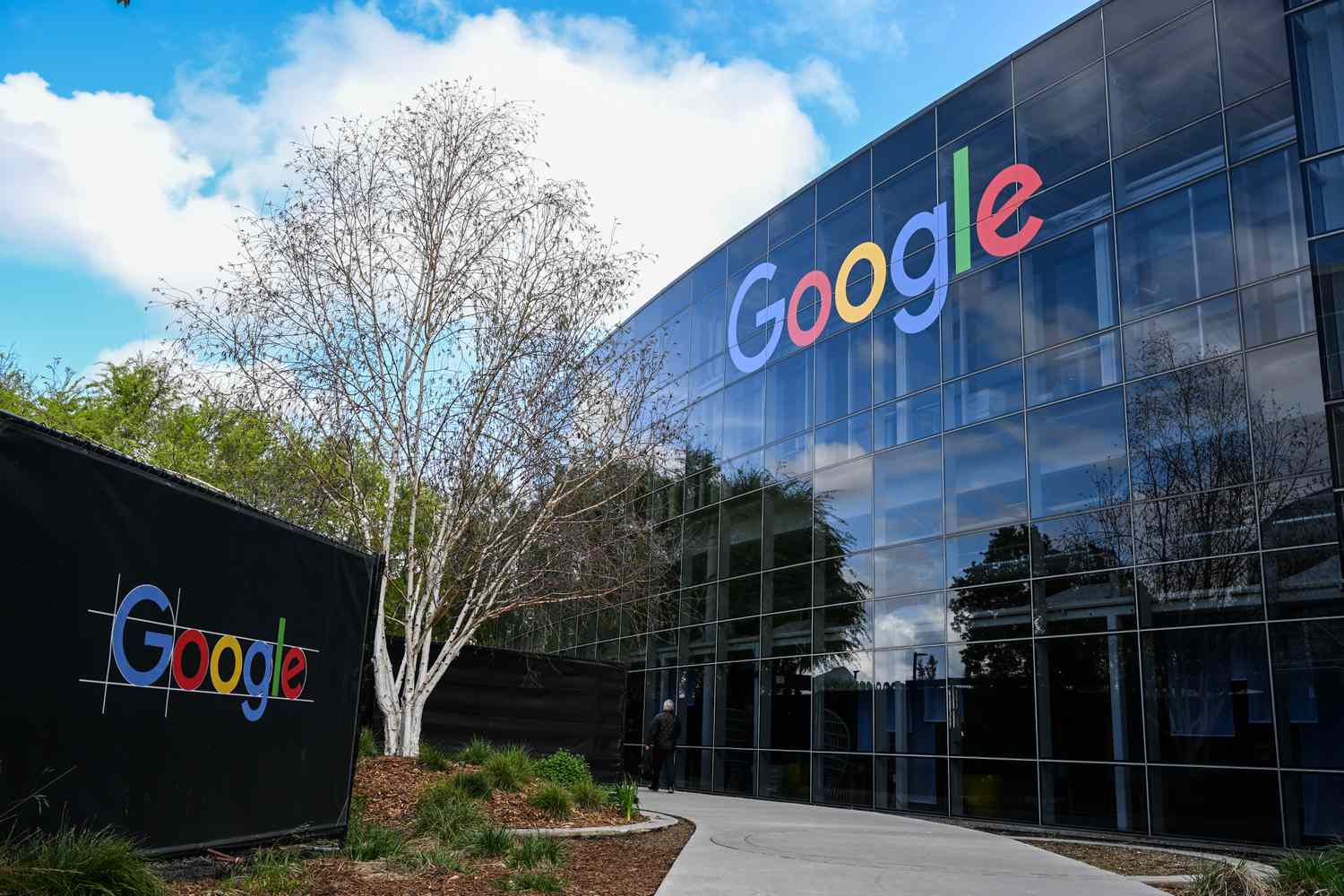 Google Parent Alphabet’s Stock Pops as Cloud Revenue Soars on AI Demand