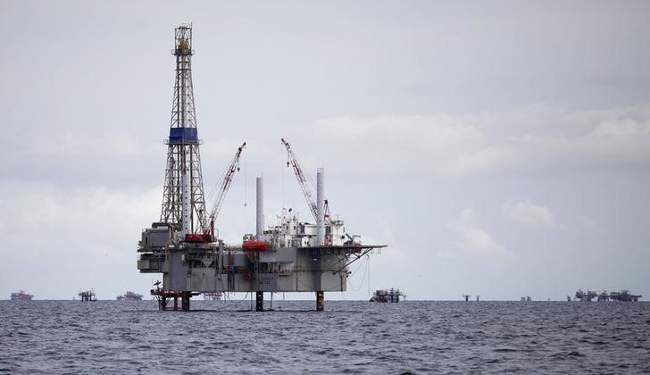 Oil prices edge higher, but set for third straight weekly decline